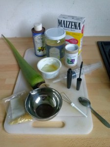 Il y a 2 huiles différentes sur cette photo: argan et coco. Je n'ai pas utilisé le petit sachet de cire que j'avais préparé, ce n'était pas nécessaire. Enfin, je fais mon gel d'aloe moi-même mais vous en trouverez facilement en magasin bio.